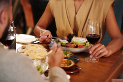 How to Choose the Perfect Dating Place A Complete Guide - Mo...