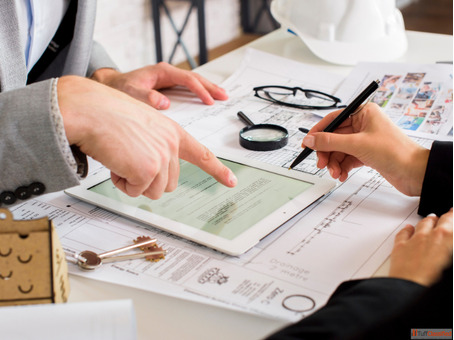 How do Government Approved Property Valuers in Delhi establish a fair market value