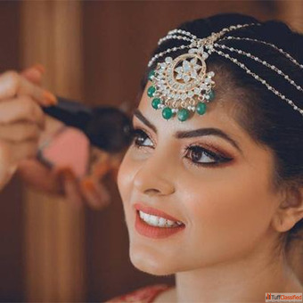 How to Become a Makeup Artist