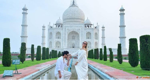 From Delhi Day Trip to Taj Mahal and Agra Fort by Car
