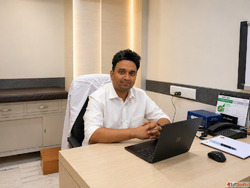 Dr Punit Mahajan Vascular specialist Varicose vein specialis...