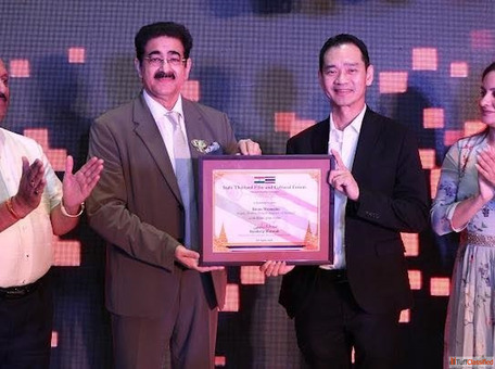 Sandeep Marwah Presents Patronship of Indo Thai Film and Cultural Forum to Kiran Moontin