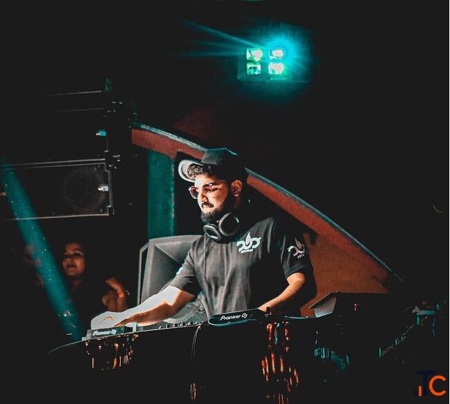 Book Professional DJs for Corporate Events and Weddings