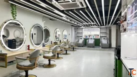 Luxury Salon in Gurugram - Headlocks Luxury Salon